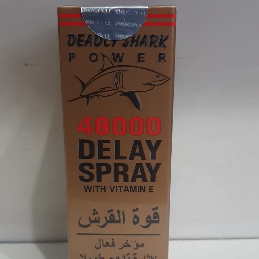 Deadly Shark 48000 Geciktirici Sprey ambalajı ve sprey şişesi, beyaz fon üzerinde ürün görseli